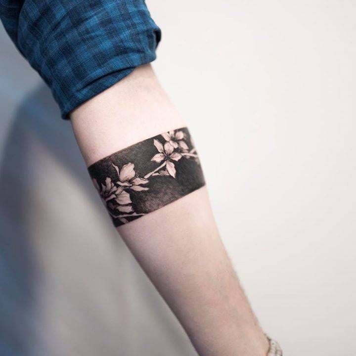 20 Tatuajes para el brazo en forma de pulsera que amarás