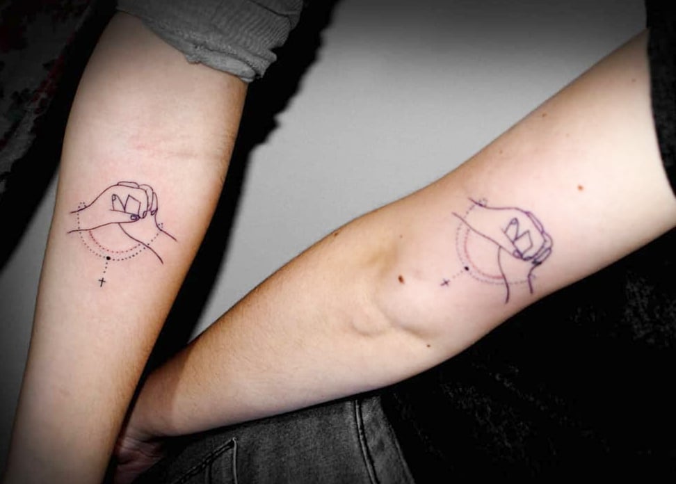 15 Lindos tatuajes que pueden hacerse tú y tu hermana