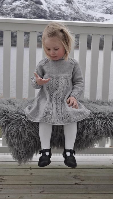 niña en vestido tejido gris 