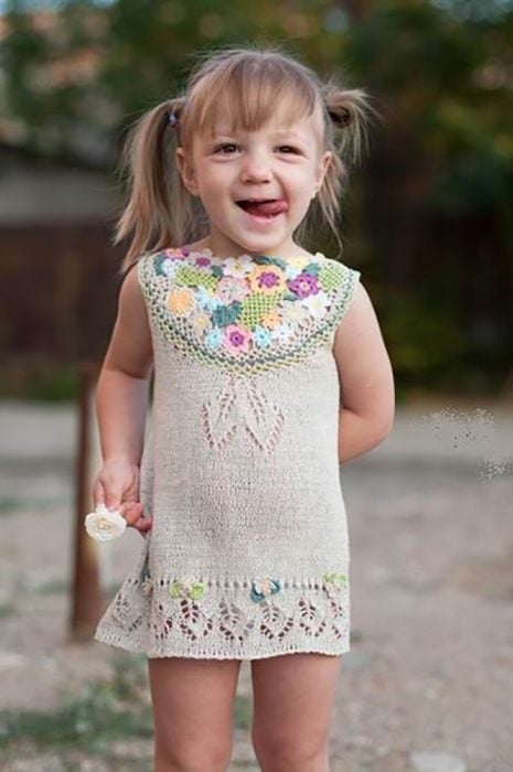 niña en vestidito tejido 