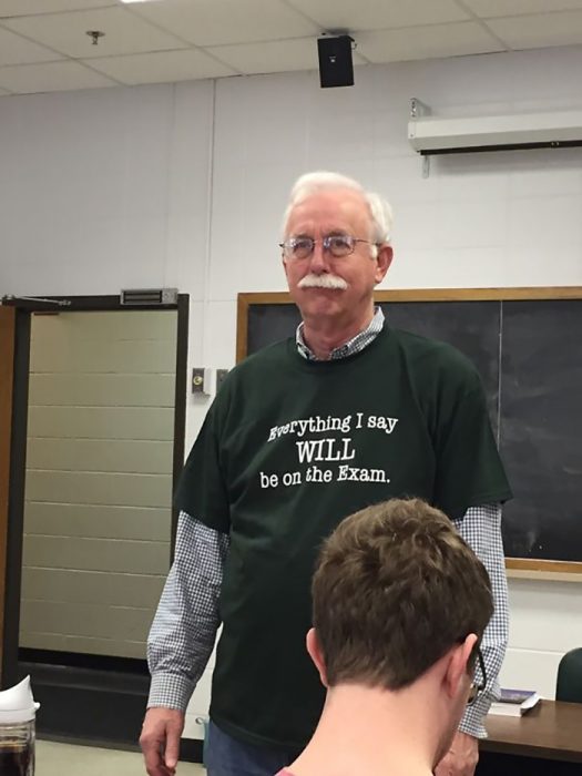 hombre con camiseta verde 