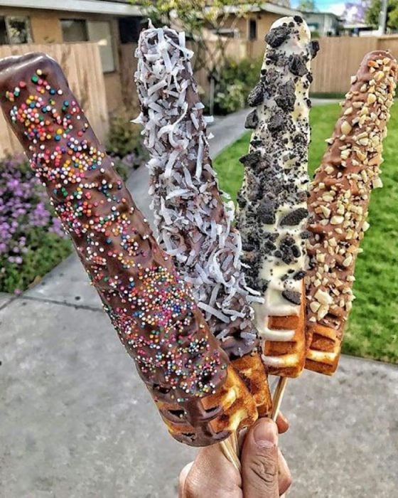 paletas de waffle cubiertas de chocolate 