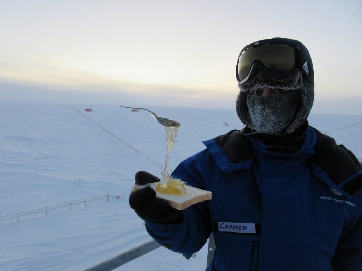hombre sostiene sopa en la antártida 