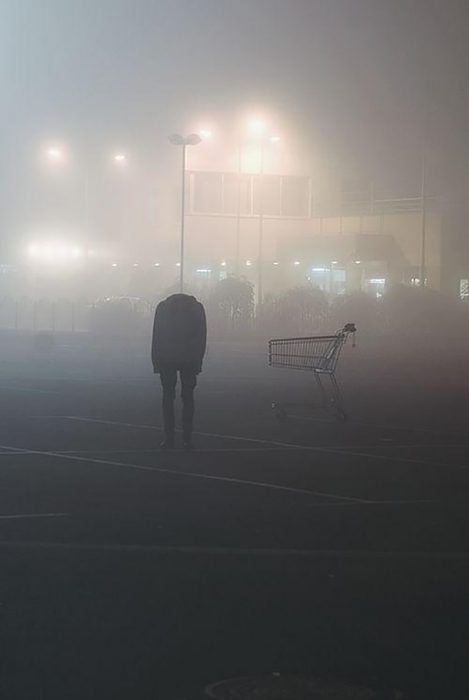 hombre sin cabeza en estacionamiento 