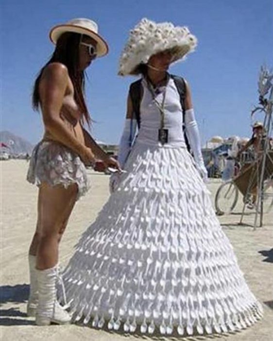 vestido de novia hecho de cucharas 