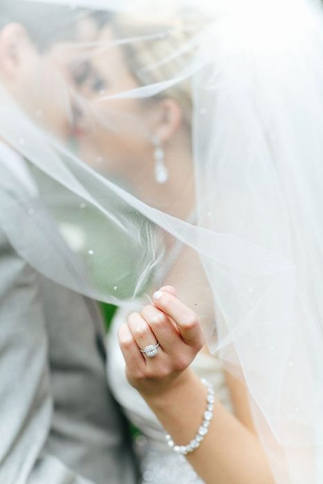 Beso romántico a través del velo