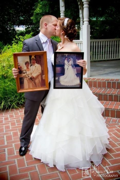  Sosteniendo fotos de las bodas de sus padres