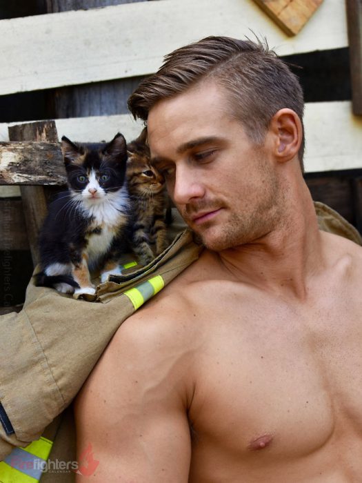 hombre sin camisa y gatito 