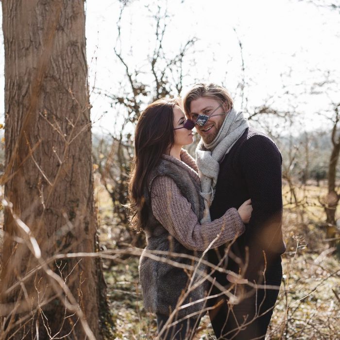 pareja con calentadores de nariz 