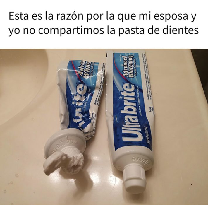 dos pastas de dientes 