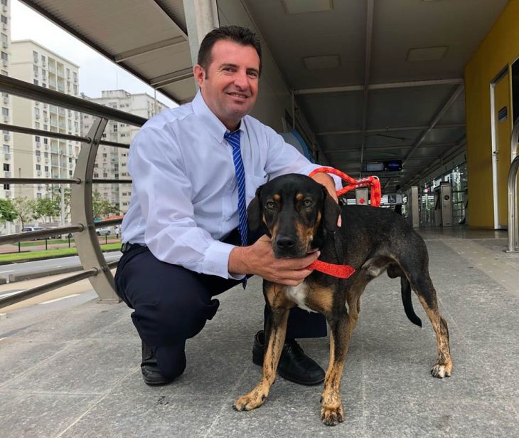 hombre con perrito 