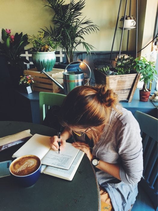 mujer escribiendo una lista