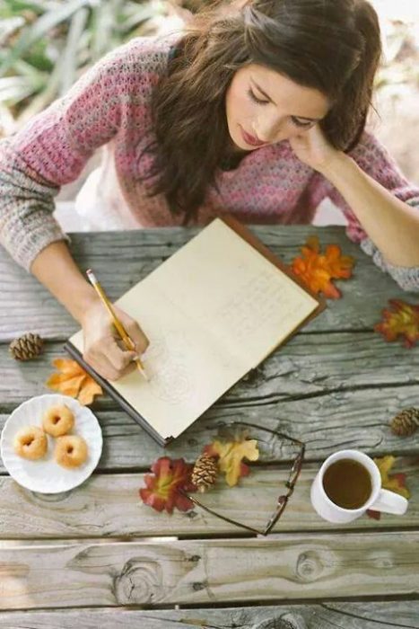 mujer se relaja haciendo una lista 