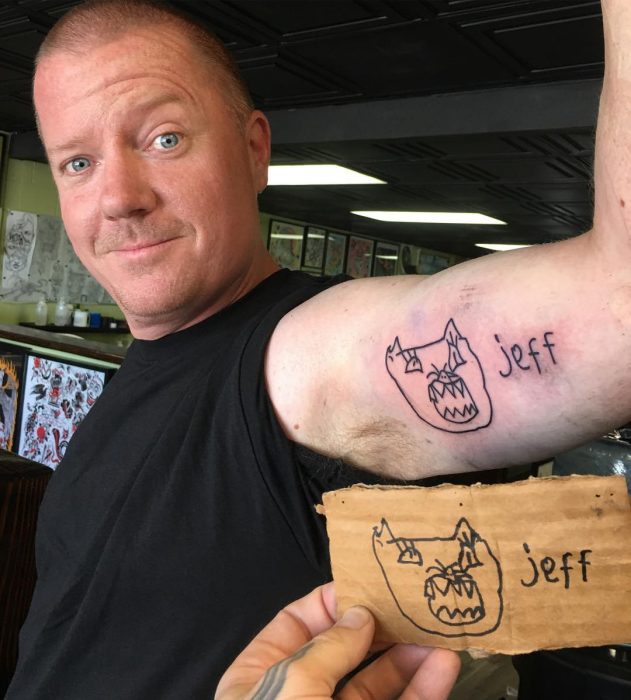 papá se tatúa el dibujo que hizo su hijo
