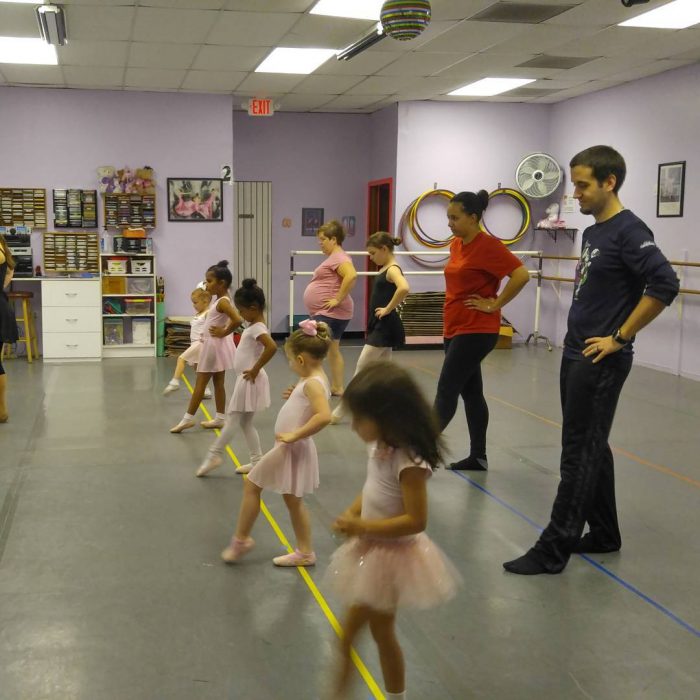 padre e hija en clases de ballet