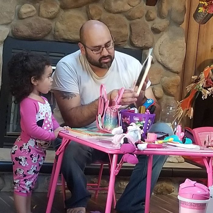 papá leyendo a su hija 