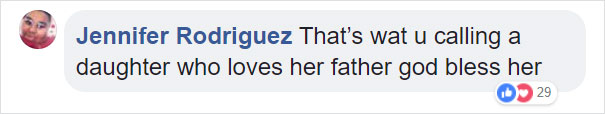 niña cuida padre paralizado