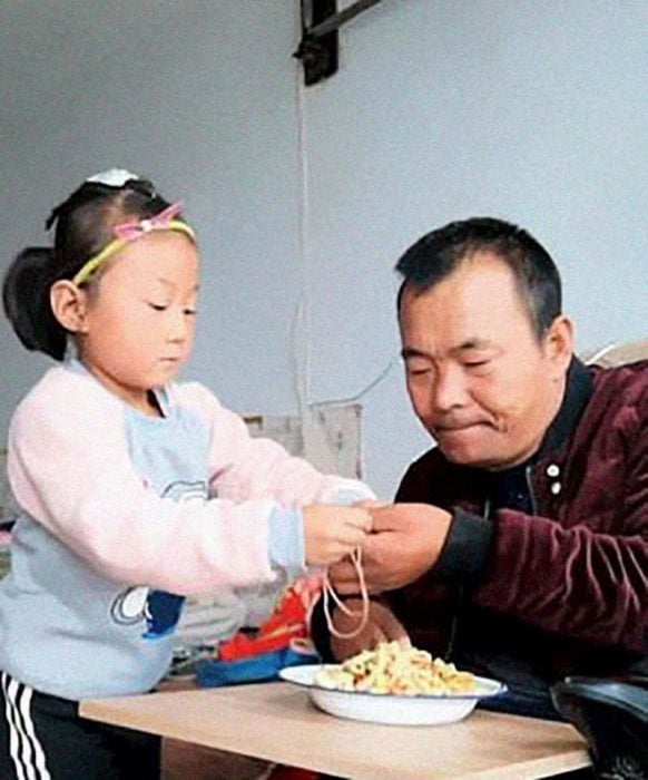 niña cuida a su padre paralizado