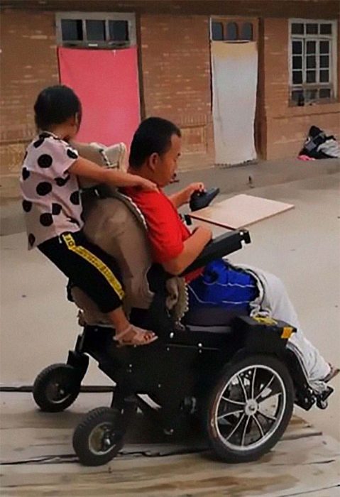 niña cuida a su padre paralizado