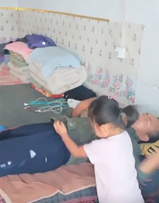 niña cuida a su padre paralizado