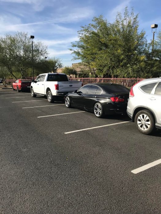 estacionados en dos lugares