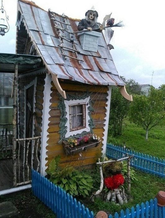 baño decorado de cabaña de bruja 