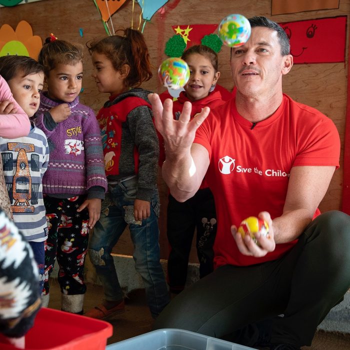 Luke Evans haciendo malabares para los niños de Siria