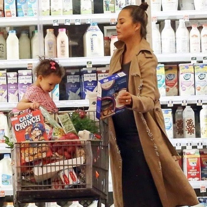 Chrissy Teigen en fachas haciendo las compras