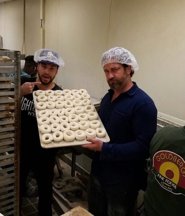 Gerard Butler horneando donuts