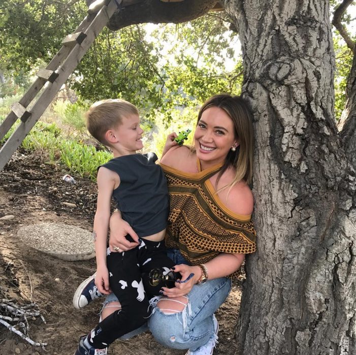 Hilary Duff disfrutando de un fin de semana con su hijo