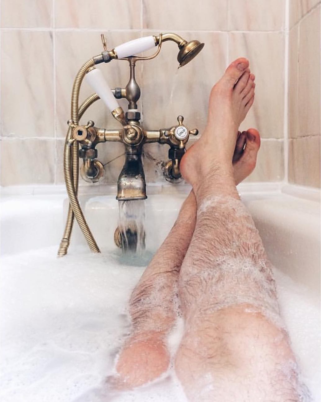 Ноги в ванне с пеной. Ноги мужчины в ванной. Ноги в ванной. Мужские ноги в ванной с пеной. Ванная для ног.