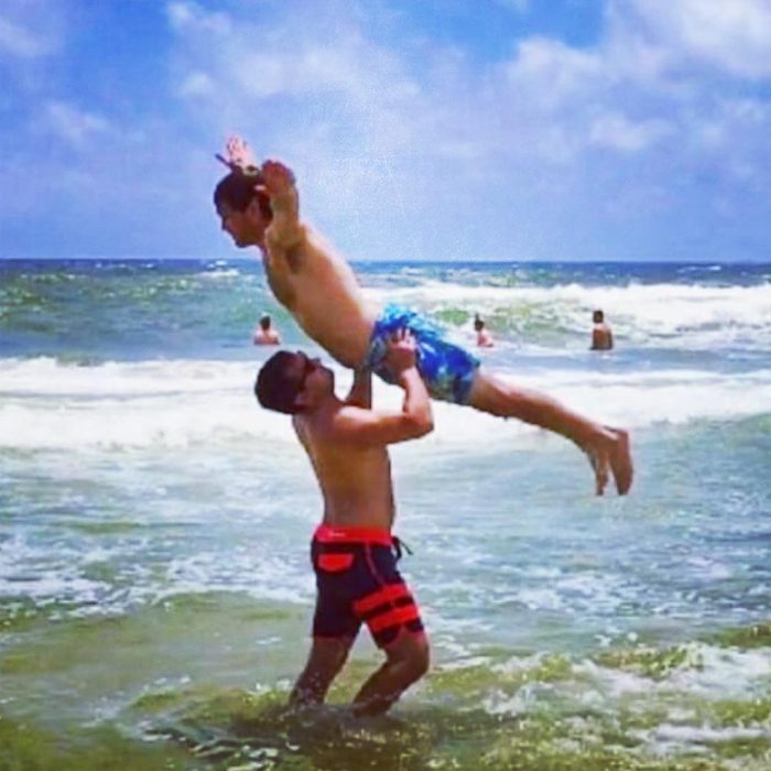 dos hombres posando en la playa 