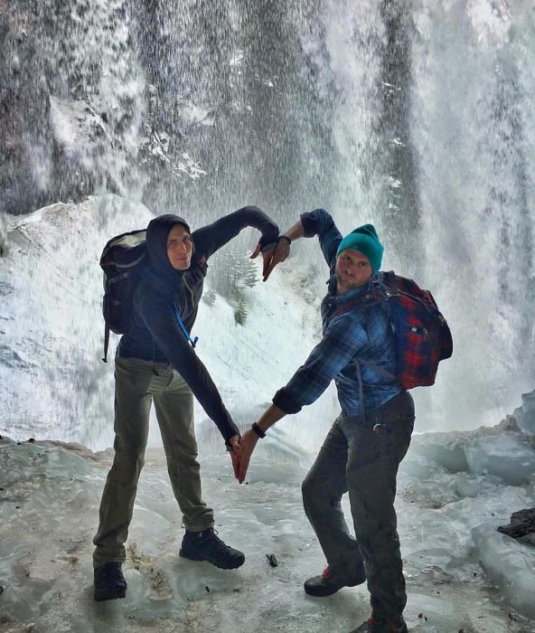 hombres haciendo un corazón 