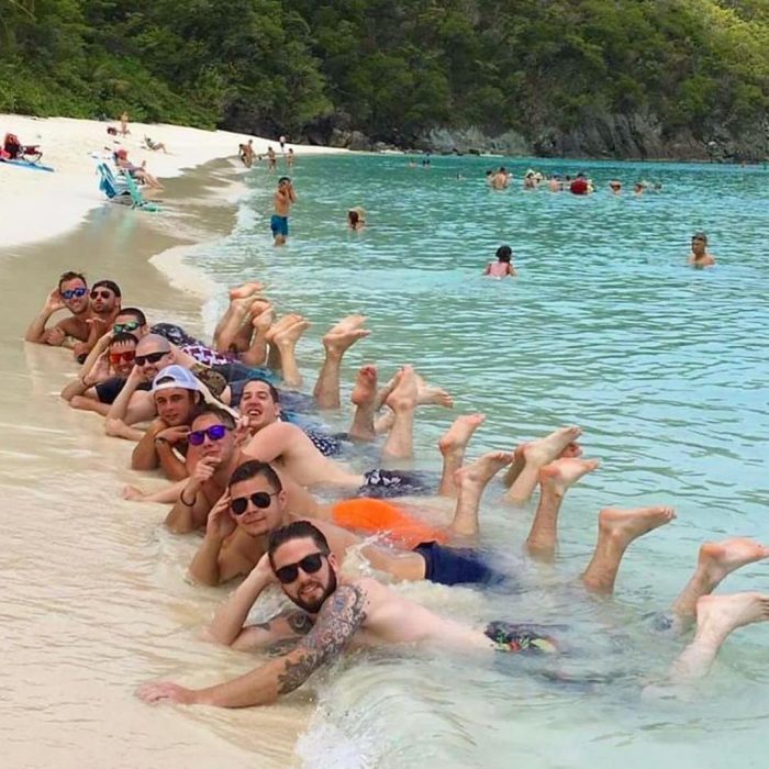 chicos en la playa 