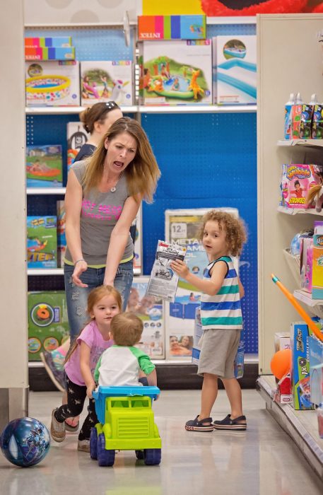 mamá e hijos en el super 