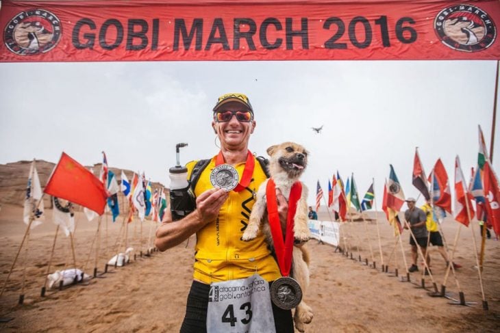 hombre con perrita 