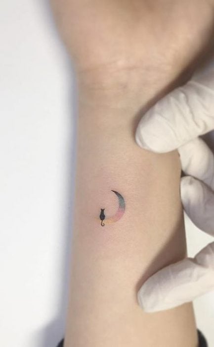 tatuaje de luna y gatito 