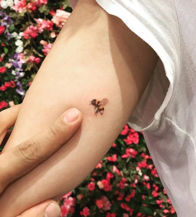 tatuaje de abeja 