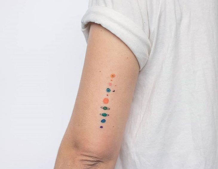 sistema solar en miniatura tatuaje 