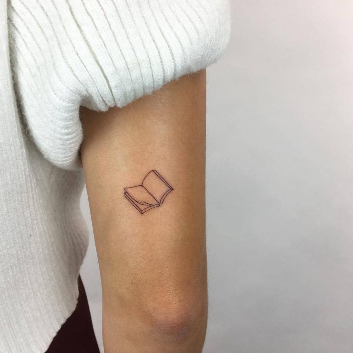 tatuaje pequeño de libro