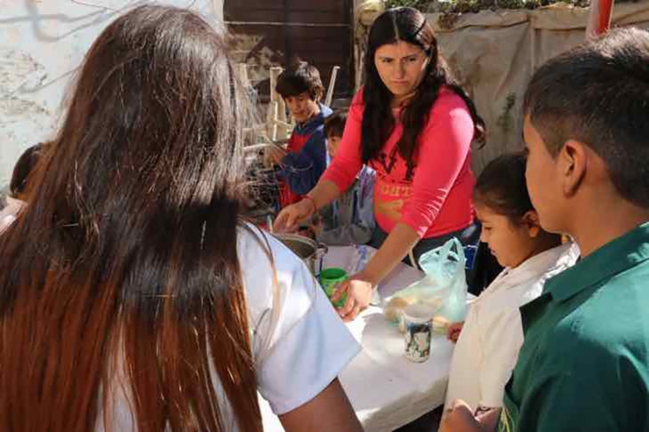 dando de comer a los niños 