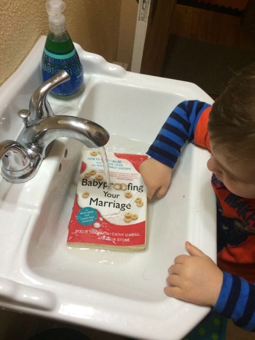 niño mojando un libro 