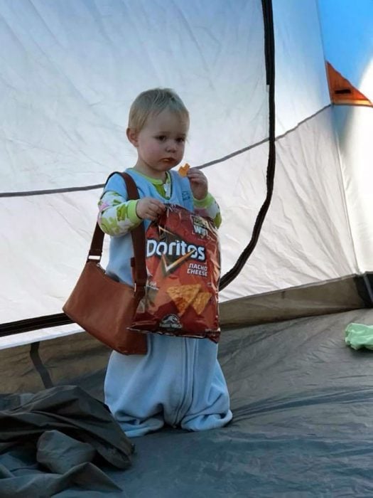 niña comiendo doritos 