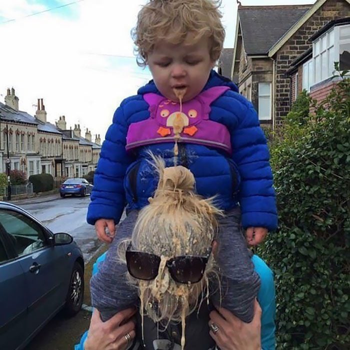 niño vomita a su mamá 