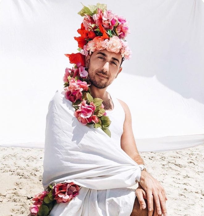 hombre con flores en la cabeza 