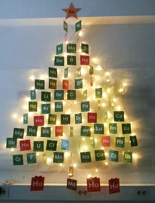 árbol de navidad de los elementos 