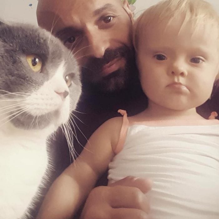 gato, niña y papá 