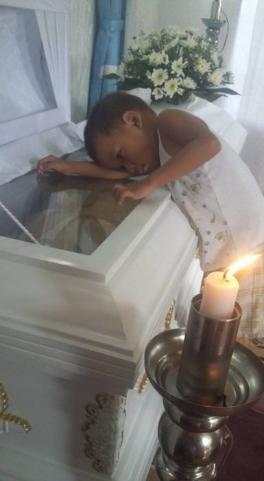 Niño 5 años abraza atud de su madre recreoviral