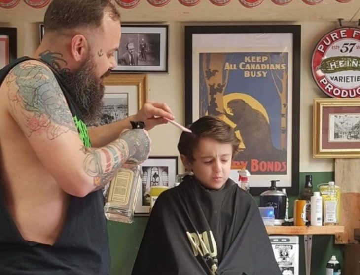 niño con autismo y barbero 