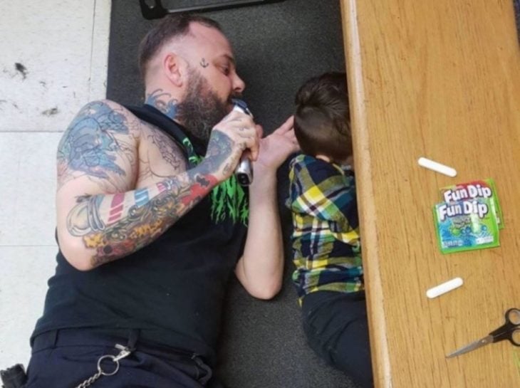 hombre cortando el cabello a un niño 